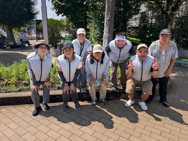 東調布公園バス停前花壇での作業後の集合写真